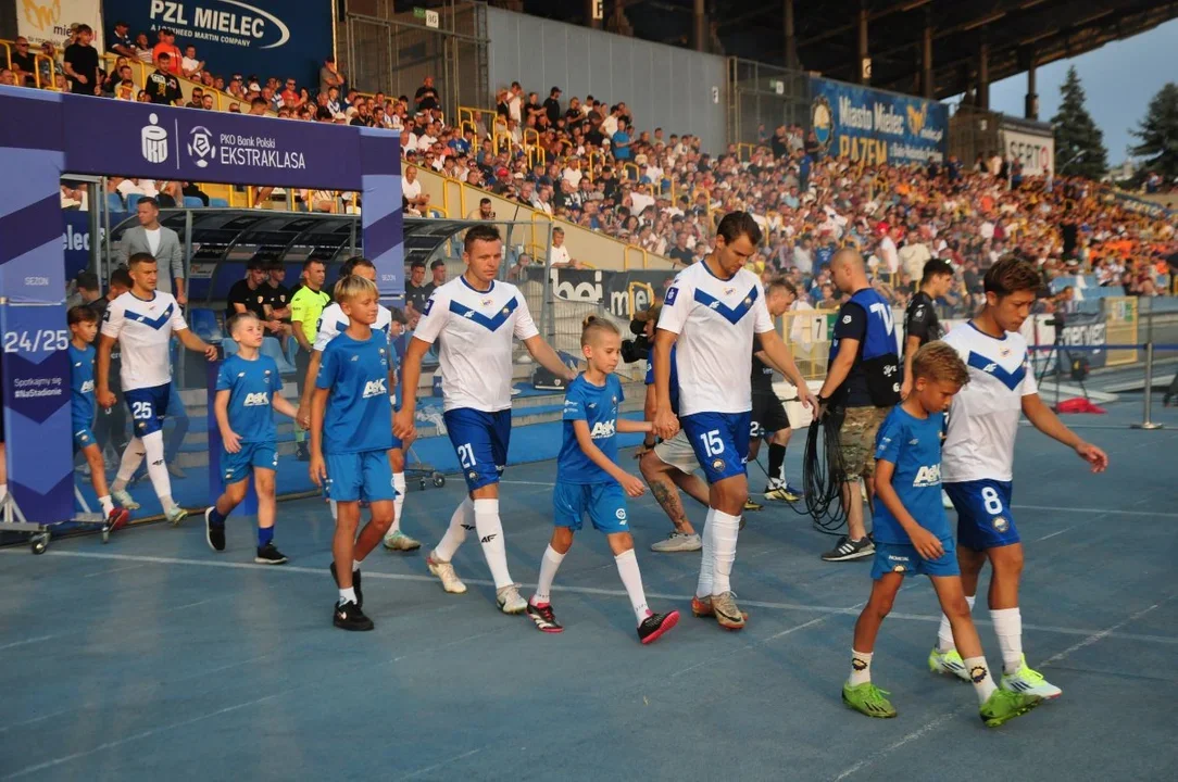 PKO BP Ekstraklasa. FKS Stal Mielec przegrywa w Kielcach w doliczonym czasie gry - Zdjęcie główne