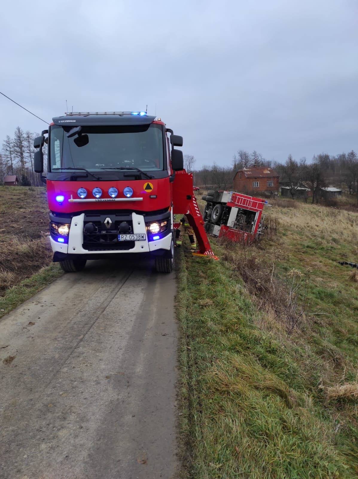 Wóz strażacki zniszczony w trakcie akcji - Zdjęcie główne