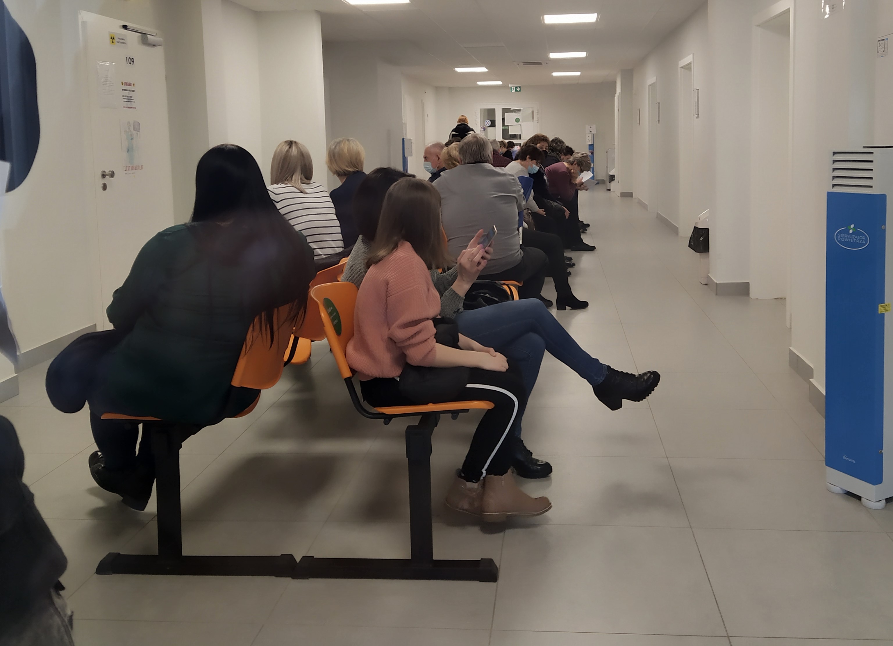 Tłumy chorych pacjentów w poczekalni. Chaos w mieleckiej przychodni - Zdjęcie główne
