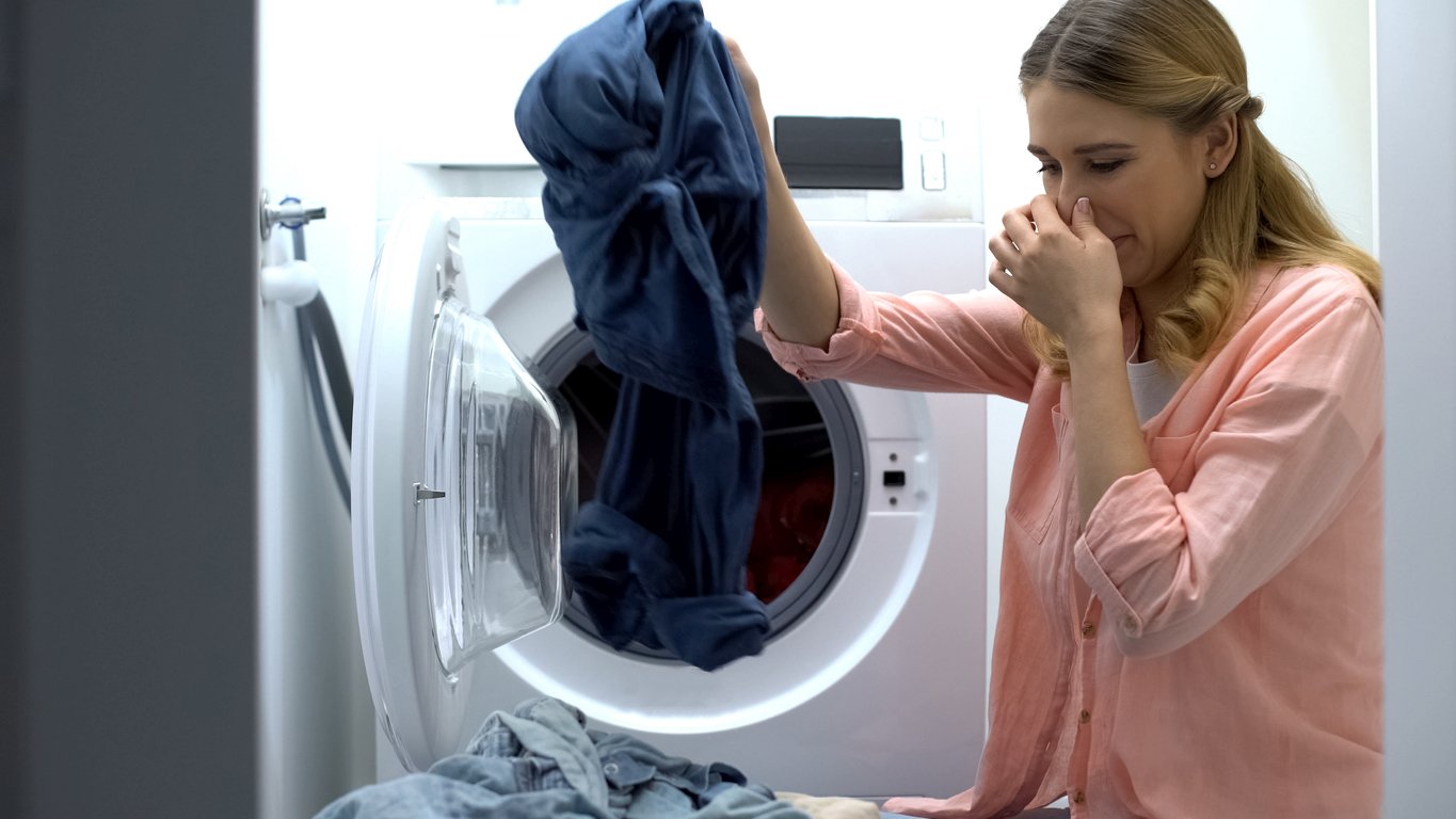 Brzydki zapach w pralce? Wypróbuj domowe sposoby na jego usunięcie - Zdjęcie główne