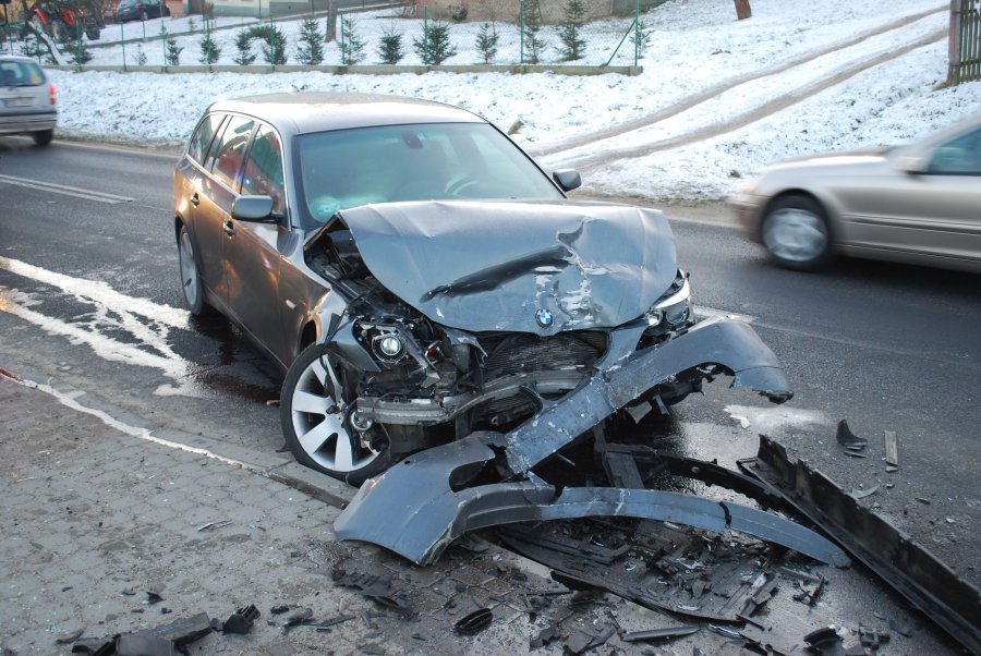 22-latka trafiła do szpitala po wypadku z BMW - Zdjęcie główne