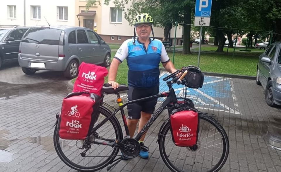 Janusz Kobyłka przemierza charytatywnie Polskę na rowerze. Dziś był w Mielcu [ZDJĘCIA]  - Zdjęcie główne