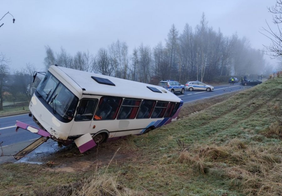 Podkarpacie. Autobus zderzył się z samochodami - Zdjęcie główne