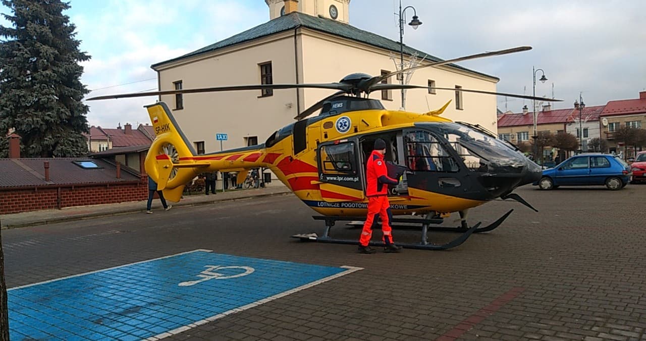 Zasłabł nieopodal szpitala. Wezwano śmigłowiec LPR - Zdjęcie główne