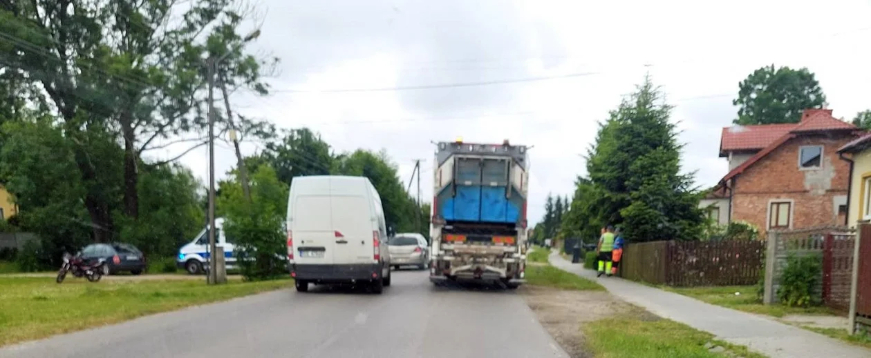 W Woli Mieleckiej motorowerzysta zderzył się ze śmieciarką - Zdjęcie główne