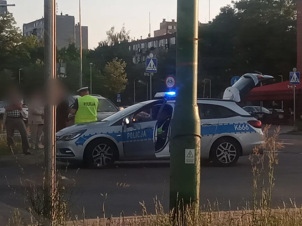 Niedzielne potrącenie rowerzystki na skrzyżowaniu przy ulicy Sienkiewicza w Mielcu - Zdjęcie główne
