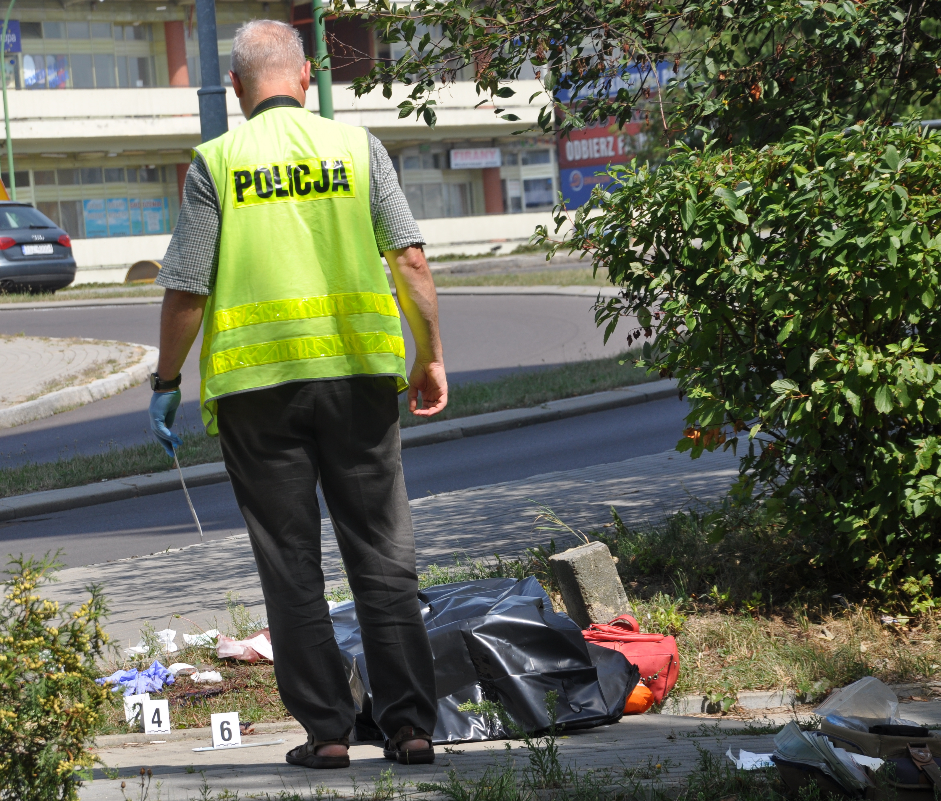  Rusza proces w sprawie brutalnego zabójstwa do którego doszło 11 sierpnia ubiegłego roku w Mielcu. Kobieta idąca chodnikiem otrzymała wtedy kilka śmiertelnych ciosów w klatkę piersiową. - Zdjęcie główne