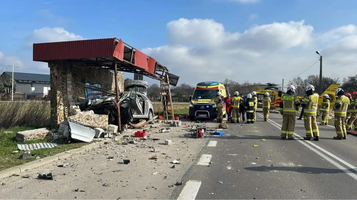 Kierowca uderzył w przystanek autobusowy. Na miejscu lądował śmigłowiec LPR [ZDJĘCIA, AKTUALIZACJA] - Zdjęcie główne