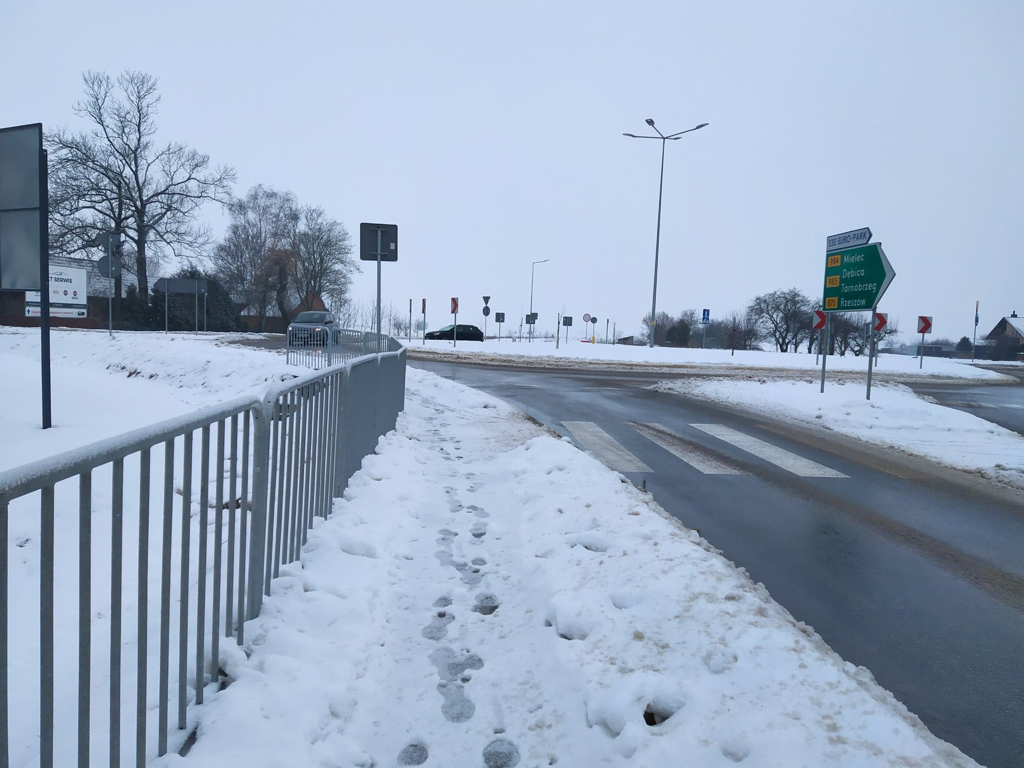 Jezdnia czarna, a chodniki białe