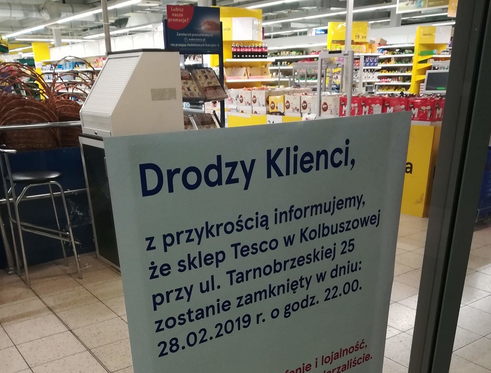 Pustki na półkach Tesco w Kolbuszowej. Sklep kończy działalność - Zdjęcie główne