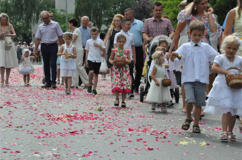 Tłumy wiernych na procesji na osiedlu Lotników [FOTO] - Zdjęcie główne