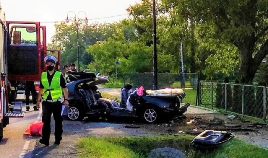 Podkarpacie. Auto rozbite doszczętnie po wypadku. Pasażerowie uwięzieni [FOTO] - Zdjęcie główne