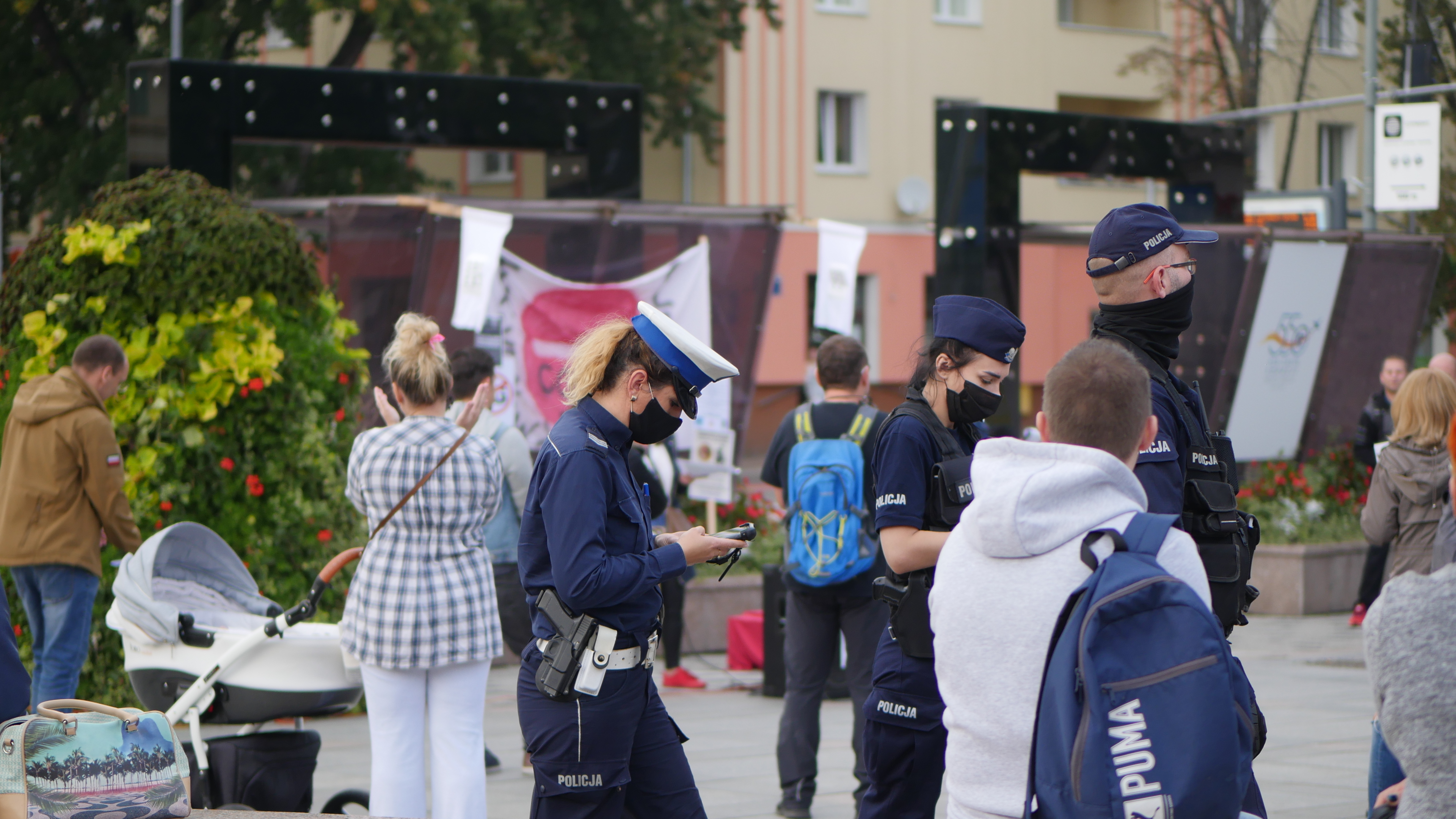 Policja legitymuje osoby, które nie noszą maseczek w Mielcu - Zdjęcie główne