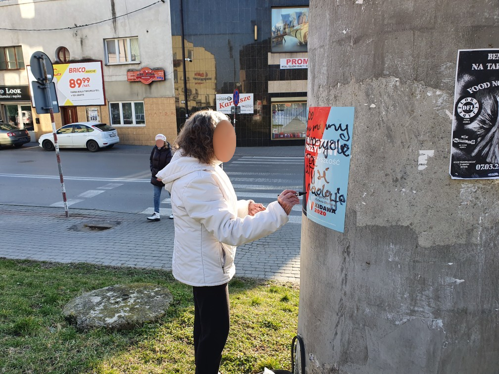 Z PODKARPACIA. Starsza kobieta przyłapana na niszczeniu plakatów wyborczych [FOTO] - Zdjęcie główne