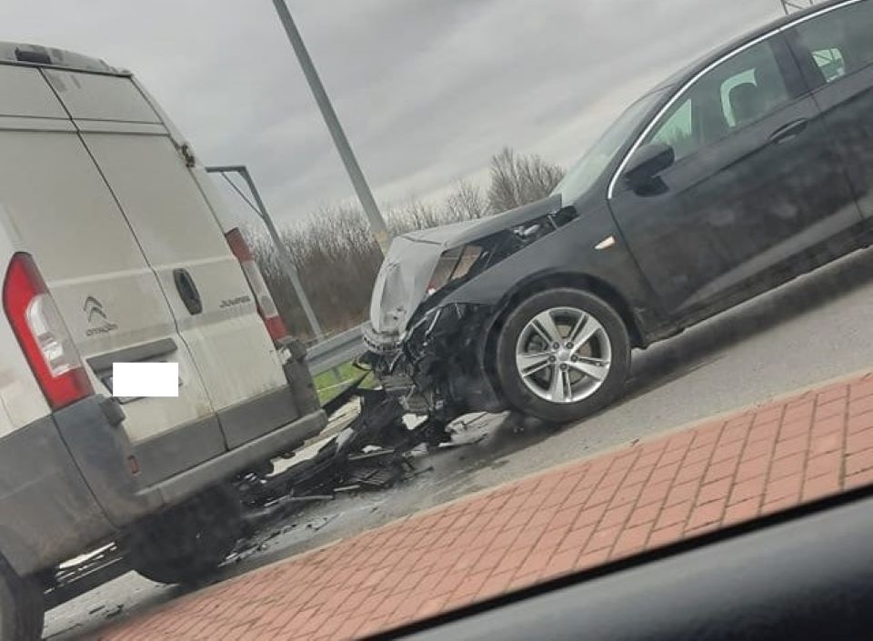 Zderzenie osobówki z dostawczakiem na mieleckiej obwodnicy - Zdjęcie główne