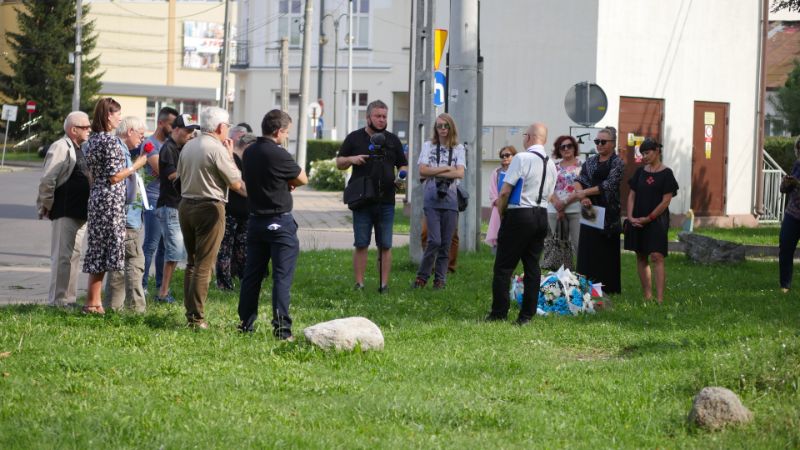 81 rocznica spalenia mieleckiej synagogi. Spontaniczne spotkanie Mielczan przy pamiątkowym obelisku - Zdjęcie główne