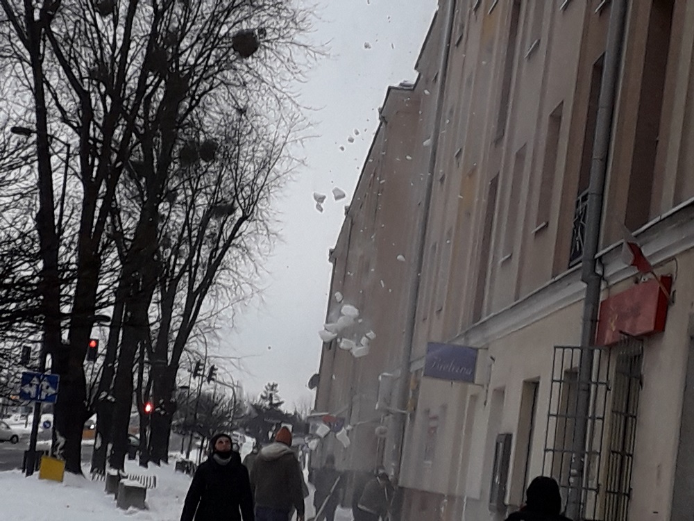 Niebezpieczne zwały śniegu na dachach. Akcja przy Niepodległości [ZDJĘCIA] - Zdjęcie główne