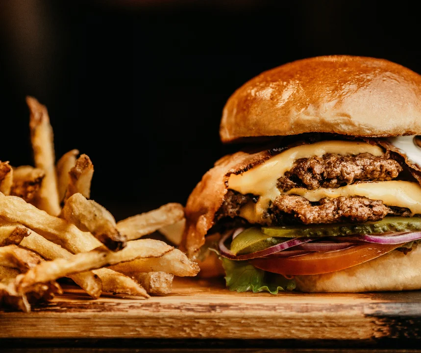 TOP 9 najsmaczniejszych hamburgerów w Mielcu. Zobacz, gdzie zjesz najlepszego burgera - Zdjęcie główne