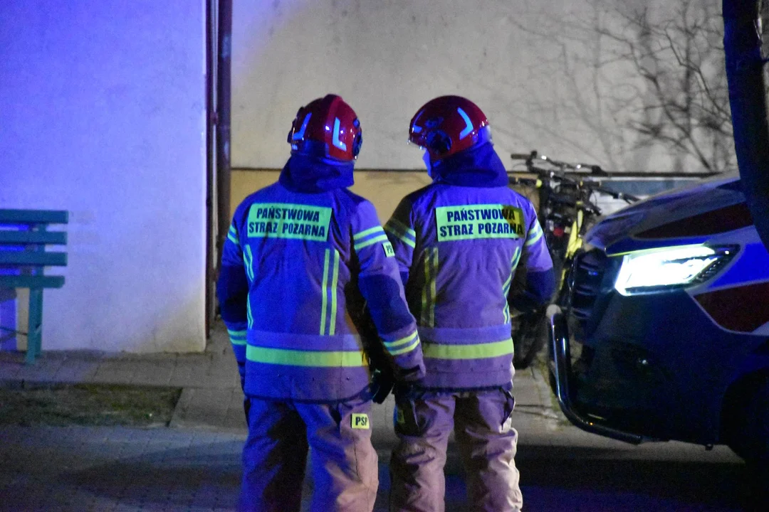 Wołanie o pomoc zza zamkniętych drzwi w Mielcu. Strażacy weszli przez okno - Zdjęcie główne