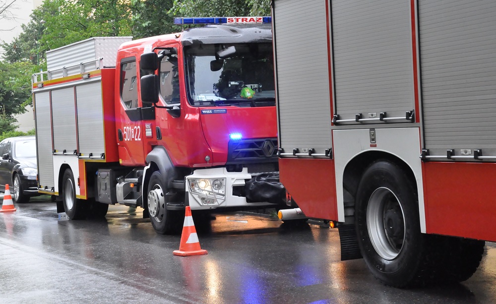 Wypadek ciężarówki w Jaślanach. Samochód z 20 tonami farby wjechał do rowu. [Z ostatniej chwili] - Zdjęcie główne