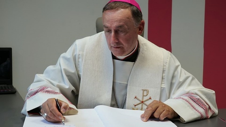 Biskup Tarnowski do wiernych przed świętami: "Wzywam wiernych świeckich do pozostania w domach!" - Zdjęcie główne
