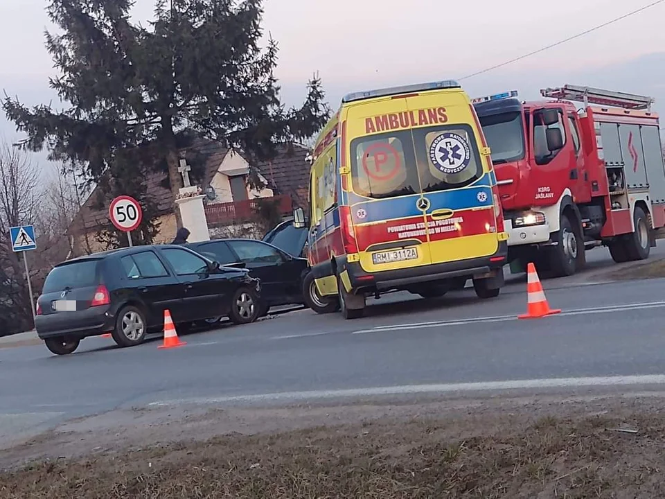 Jaślany. Kolizja dwóch samochodów i radiowozu   - Zdjęcie główne