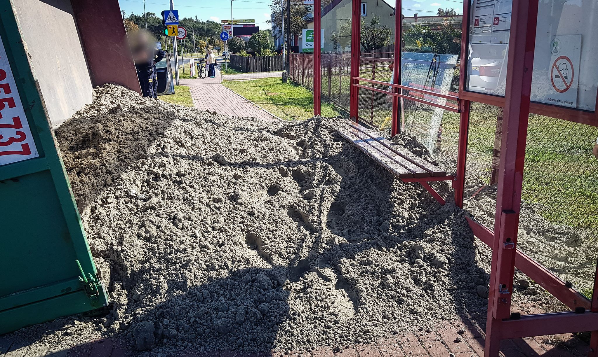 Mielec: Przyczepa z piaskiem przewrócona na przystanek! [FOTO] - Zdjęcie główne