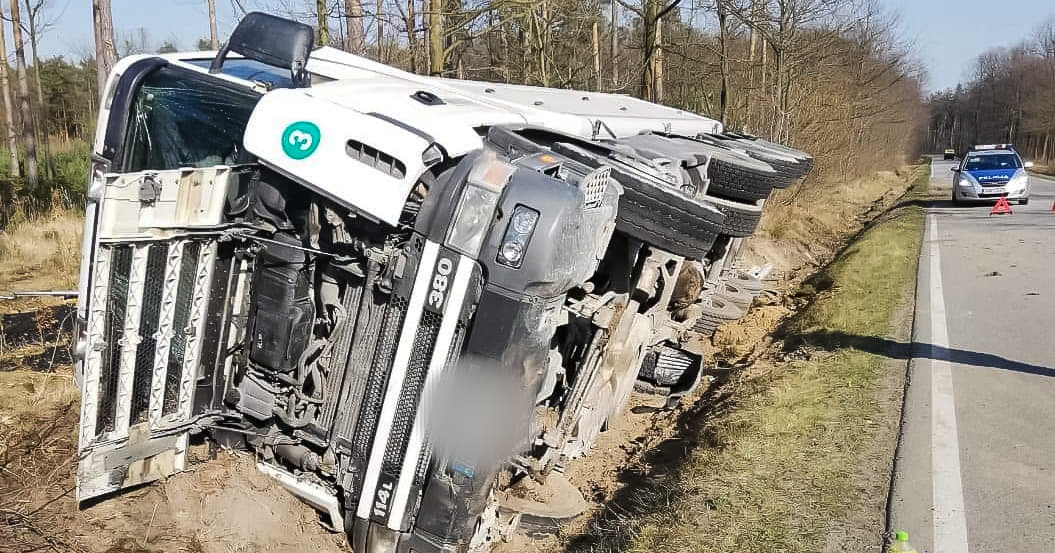 Ciężarówka wpadła do rowu. Są utrudnienia w ruchu! [FOTO] - Zdjęcie główne