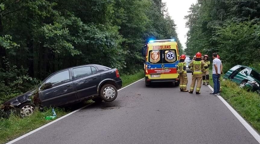 DRAMATYCZNY wypadek na prostej drodze. Wśród pasażerów DZIECKO [ZDJĘCIA-MAPA] - Zdjęcie główne