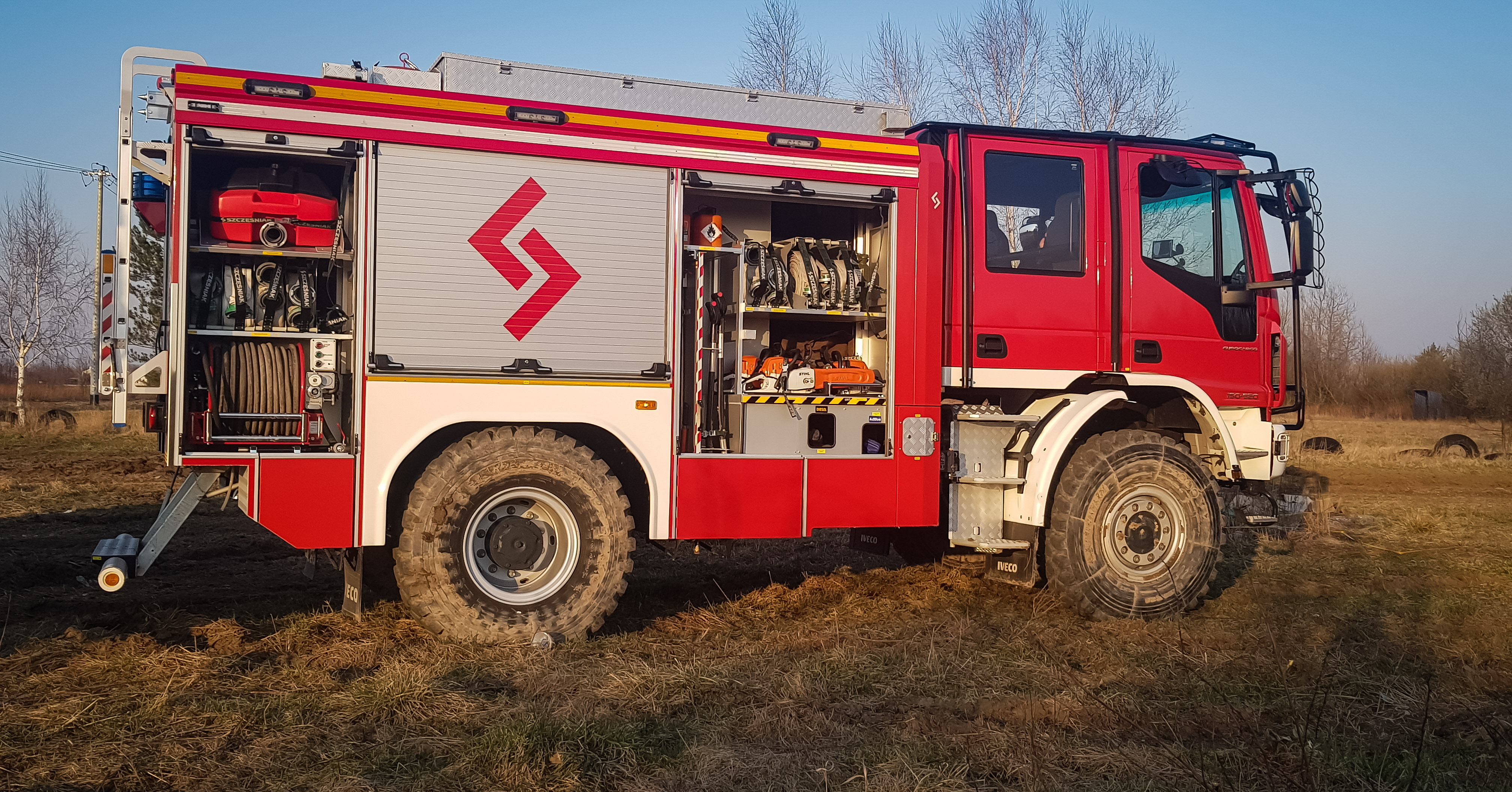 Strażacy gaszą pożar suchej trawy! - Zdjęcie główne