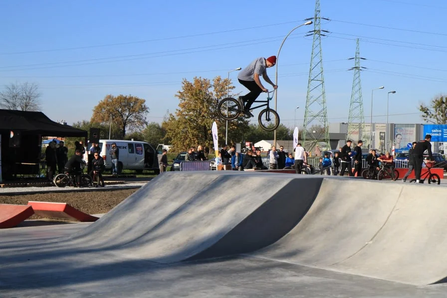 SKATEPARK( znajdujący się na ulicy Kazimierza Jagiellończyka na terenie obiektu MOSiR) Jest to zdecydowanie raj dla wszystkich miłośników jazdy na deskorolkach, hulajnogach i BMX'ach chcących poszerzać swoje umiejętności w miejscu do tego stworzonym a przede wszystkim bezpiecznym jeśli przestrzegamy regulaminu.Dodatkowym plusem tego obiektu jest bezpłatne korzystanie dla wszystkich użytkowników.
