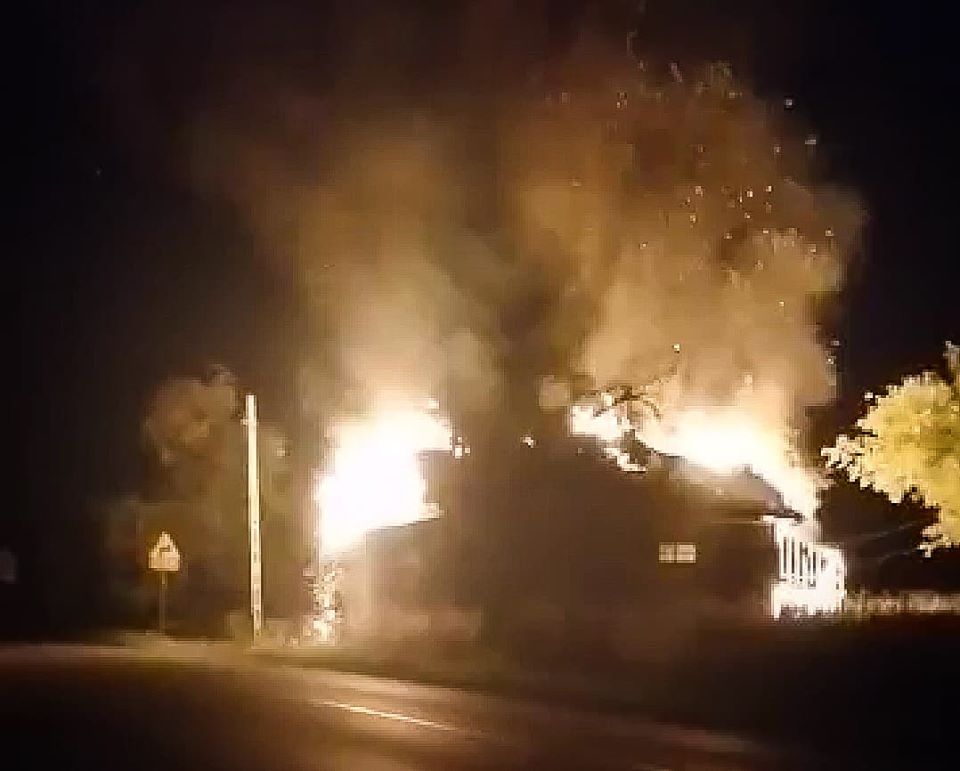 Strażacy gaszą pożar pustostanu w Kiełkowie [FOTO, VIDEO] - Zdjęcie główne