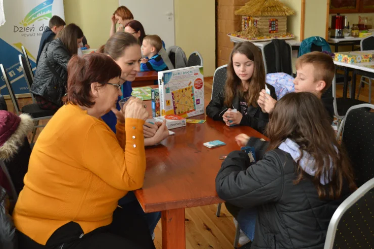 Pierwsze spotkanie międzypokoleniowe z grami planszowymi w Grochowem za nami - Zdjęcie główne