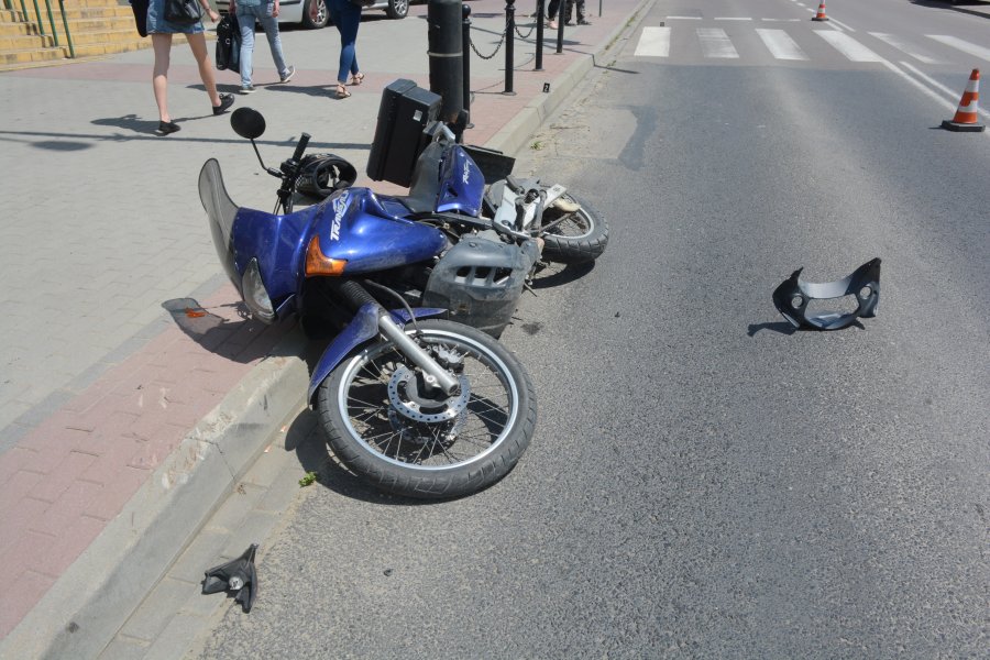 Dzieci przebiegały na czerwonym świetle. Uderzył w nie motocykl - Zdjęcie główne