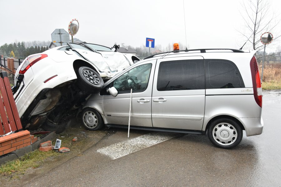 Z PODKARPACIA. Kierowca uwięziony w aucie po wypadku. Nie mógł wyjść [FOTO] - Zdjęcie główne