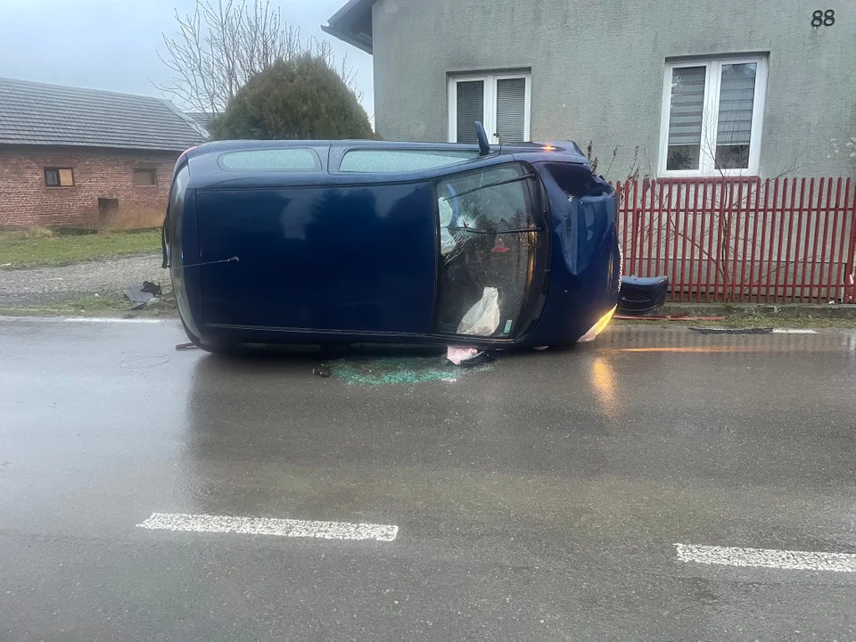 Malinie. Samochód na boku, kierowcy brak - Zdjęcie główne