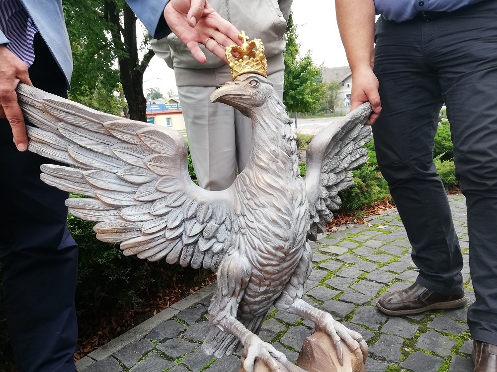 Orzeł i popiersie Kilińskiego wróciły po renowacji do Mielca! Pomnik Wolności w remoncie [FOTO] - Zdjęcie główne