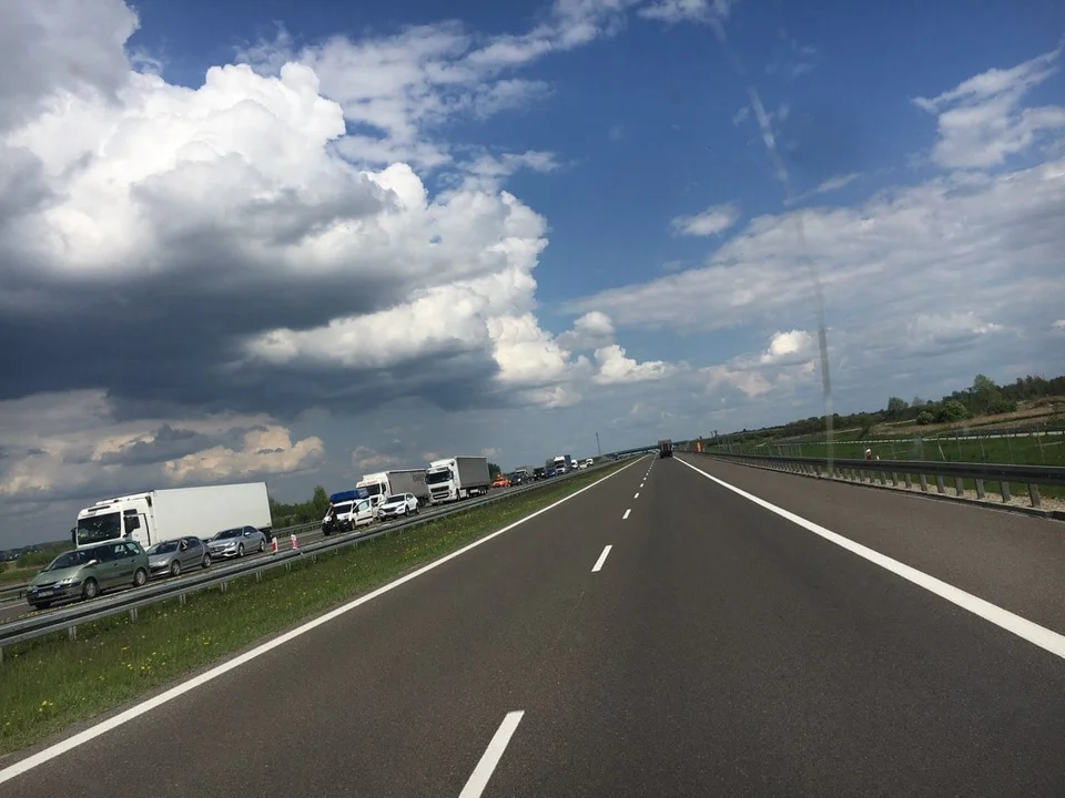 Wypadek na A4 na Podkarpaciu. Zderzenie busa z pojazdem obsługi drogi. Autostrada zablokowana [ZDJĘCIA MAPA] - Zdjęcie główne