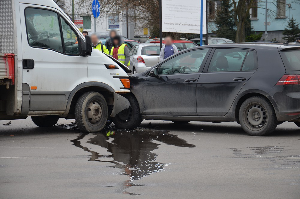 Kolizja dwóch pojazdów na skrzyżowaniu al. Niepodległości z ul. Biernackiego - Zdjęcie główne