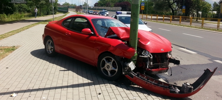 [ZDJĘCIA] Auto wbiło się w latarnię - Zdjęcie główne