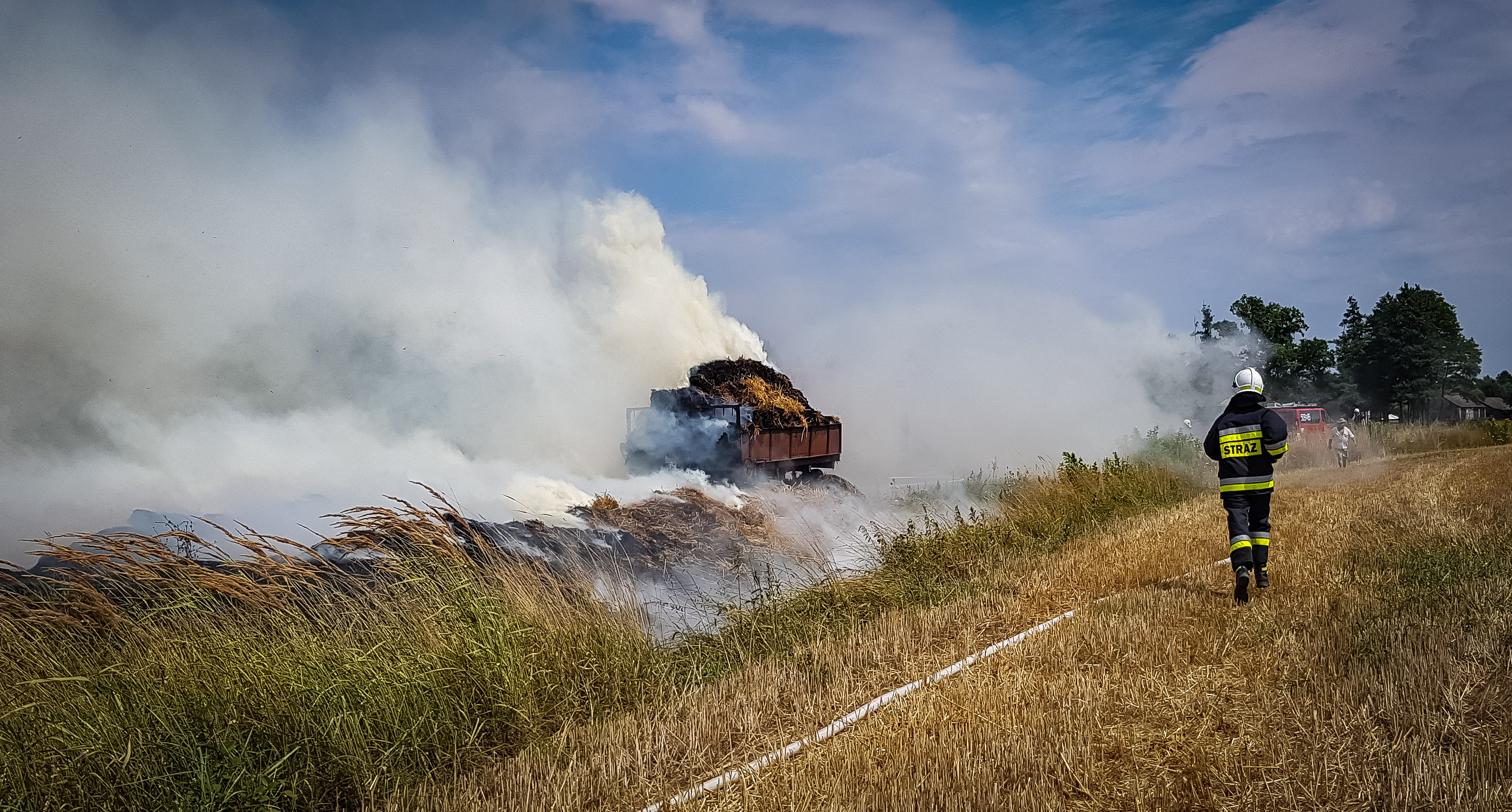 Pożar przyczep ze słomą! [FOTO, VIDEO] - Zdjęcie główne