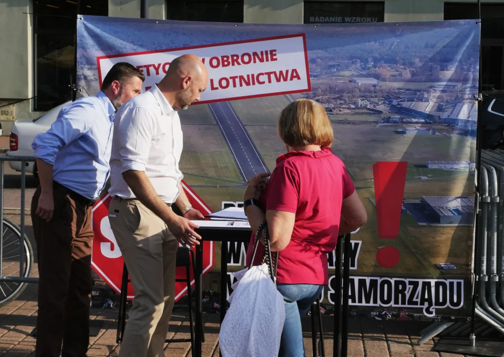 Mielczanie protestują przeciwko sprzedaży działki z dostępem do pasa startowego - Zdjęcie główne