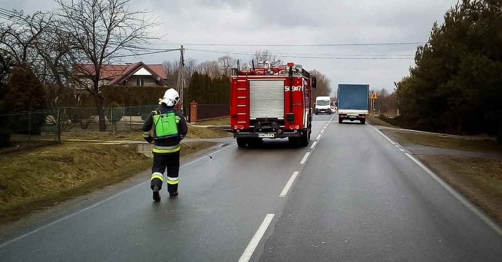 Strażacy usuwali kilkukilometrową plamę oleju - Zdjęcie główne