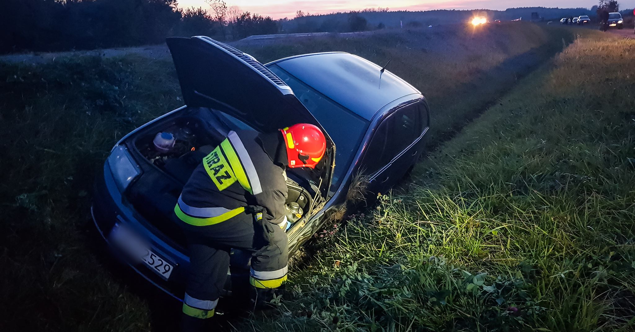 Stracił panowanie nad autem i wjechał do rowu [FOTO] - Zdjęcie główne