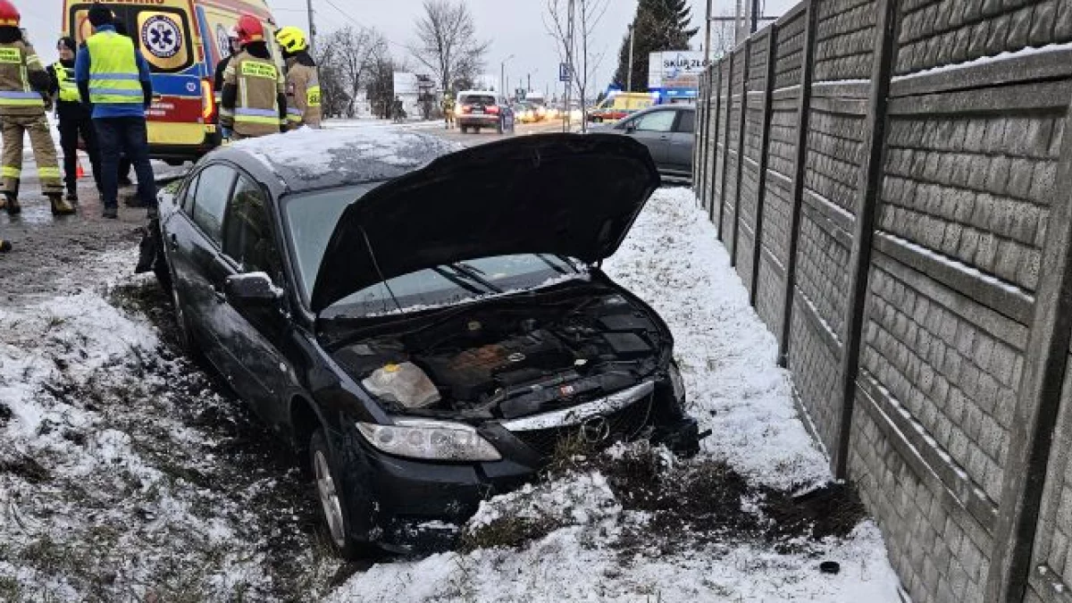 Zdarzenie drogowe w Chorzelowie: kolizja trzech pojazdów na głównej drodze - Zdjęcie główne