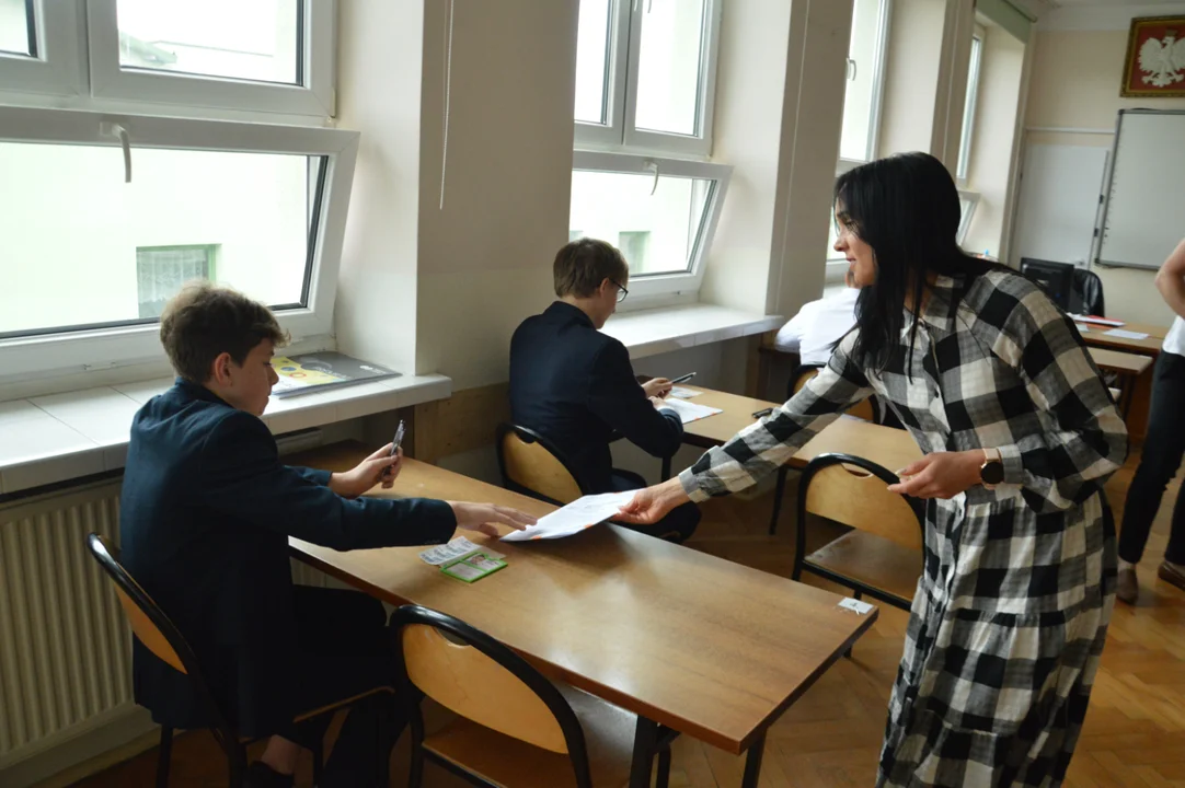 Egzamin ósmoklasisty z matematyki w SP nr 3 w Mielcu [ZDJĘCIA] - Zdjęcie główne