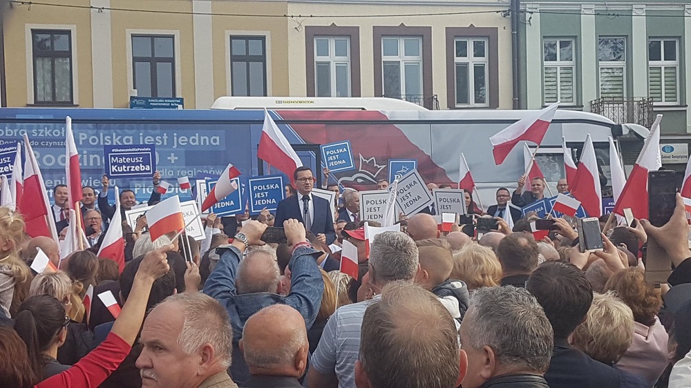 Premier Mateusz Morawiecki w Dębicy: Obiecaliśmy kolej z Mielca do Dębicy!  - Zdjęcie główne