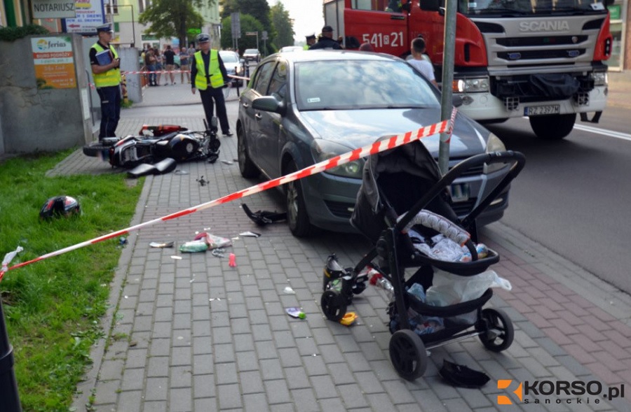 Podkarpacie. Motocyklista staranował ludzi na chodniku! - Zdjęcie główne