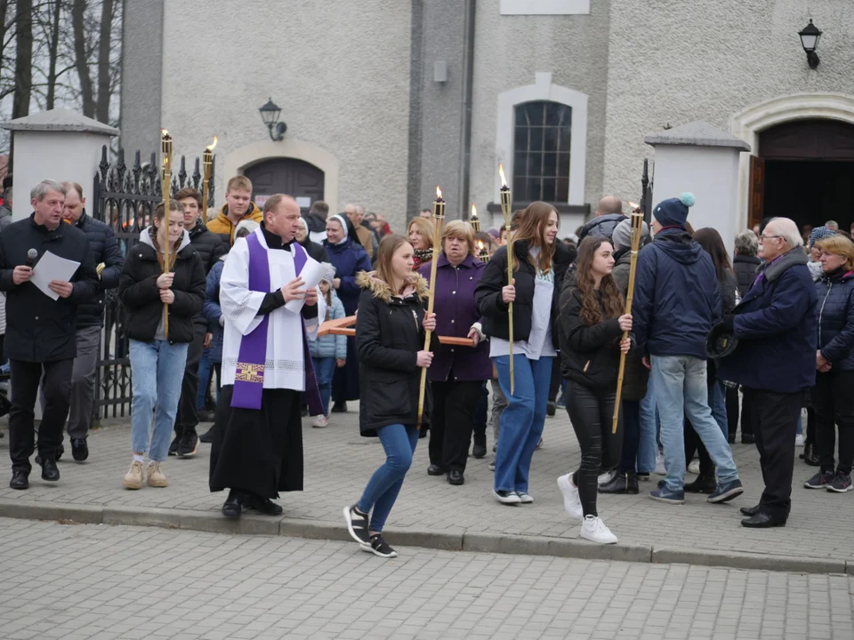 Droga krzyżowa ulicami Radomyśla [ZDJĘCIA] - Zdjęcie główne