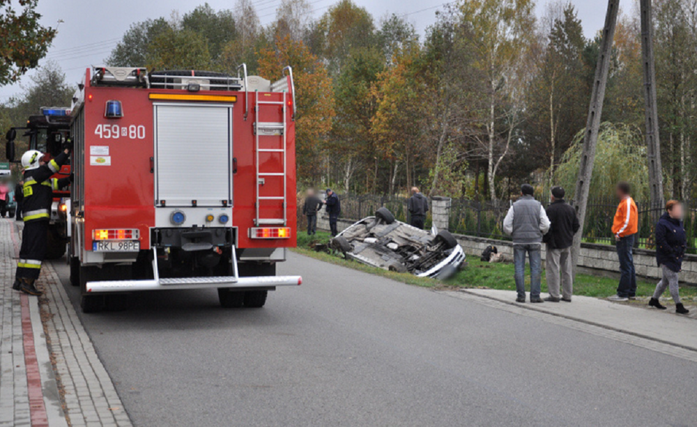 Trześń w powiecie kolbuszowskim. Samochód osobowy wypadł z drogi i dachował - Zdjęcie główne